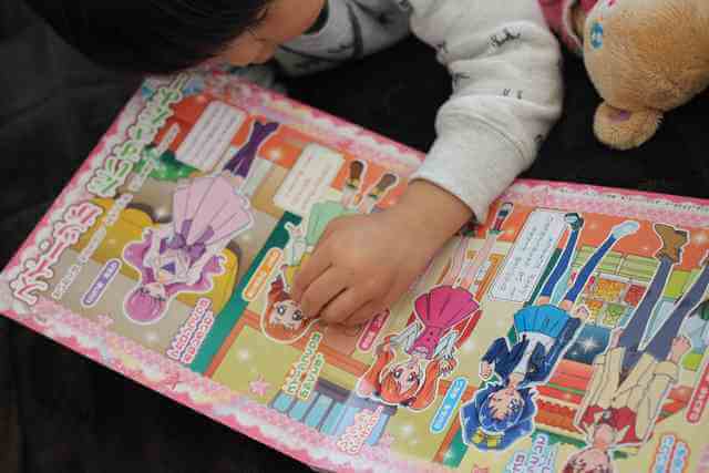 シール絵本で遊ぶ子ども,プリキュア,絵本,