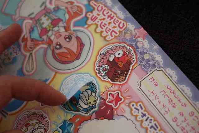 シール絵本で遊ぶ子ども,プリキュア,絵本,