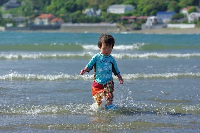 海で遊ぶ男の子,子ども,紫外線対策,ラッシュガード