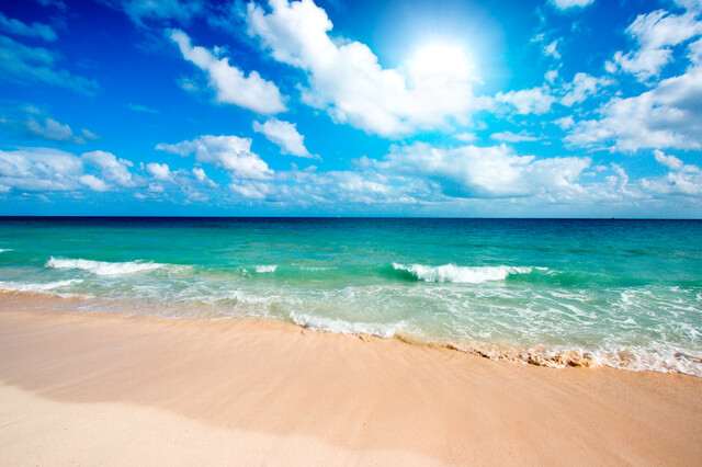 陽射しが強い海岸,子ども,紫外線対策,ラッシュガード