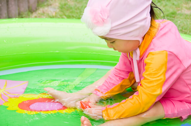 プールで遊ぶ女の子,子ども,紫外線対策,ラッシュガード