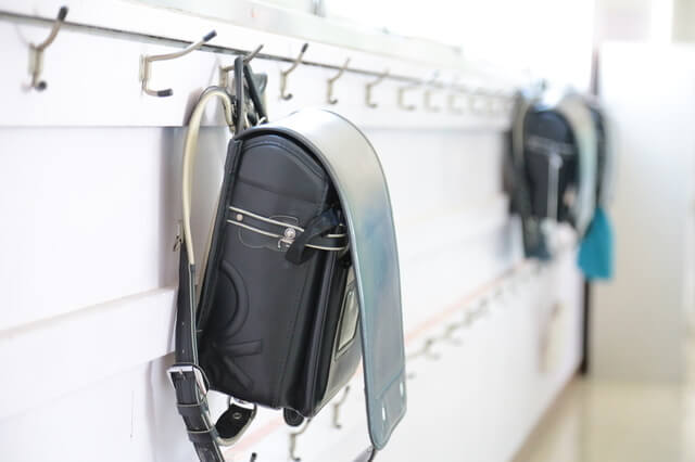 ランドセルが吊るされている,ランドセル,選び方,基準