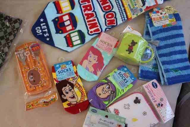 100均のダイソーやセリアで揃う園グッズ。靴下、コップ、給食セットなどもある。,ダイソー,子供,