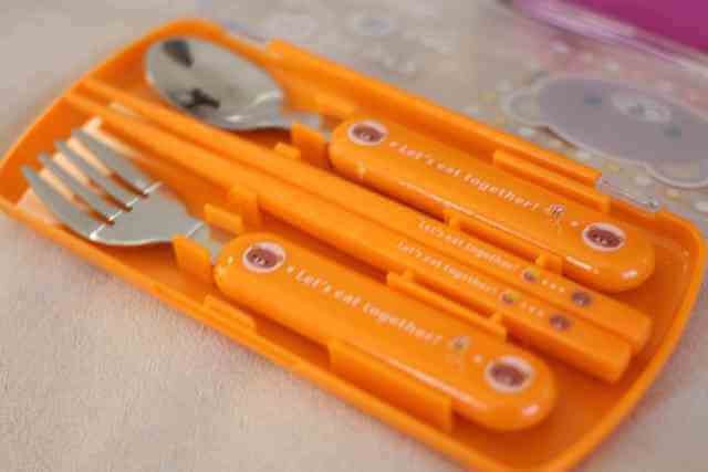 ダイソーの箸・スプーン・フォーク3点セット。スプーン・フォークは金属製。ケース付き、耐熱温度は60℃。,ダイソー,子供,