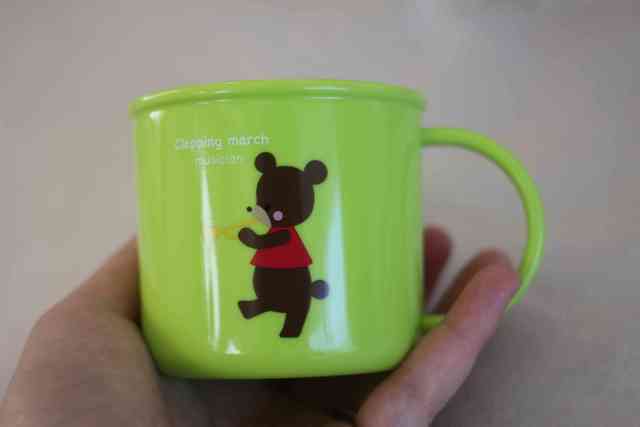 ダイソーの190ml入りのポリプロピレン製片手コップ。緑色ベースにくまのイラストつき。,ダイソー,子供,