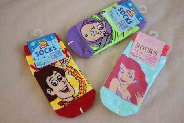 セリアのディズニーのキャラクターコラボ商品。トイストーリー、リトルマーメイドなどの靴下。,ダイソー,子供,