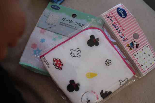 セリア、ダイソーなど100均の0ガーゼハンカチ、サイズは20×20センチ。アナと雪の女王、ミニーなどディズニーも人気です。,ダイソー,子供,