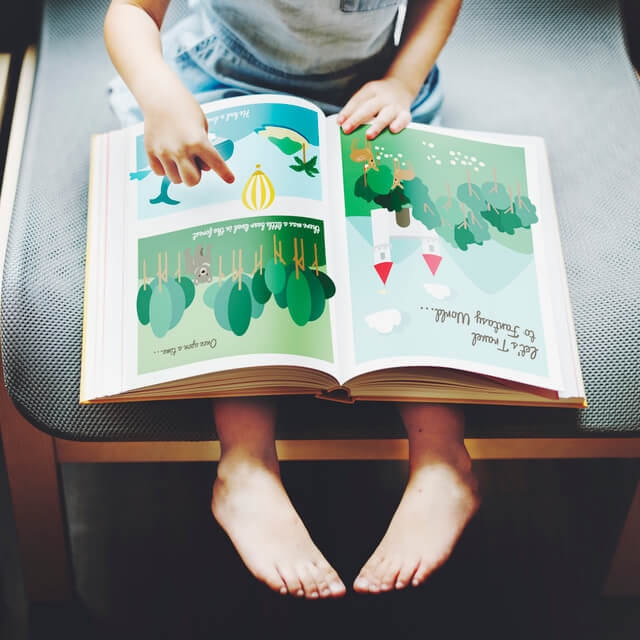 洋書を見る子ども,絵本,カフェ,