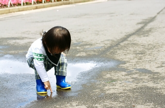 水たまり子ども,キッズ,長靴,