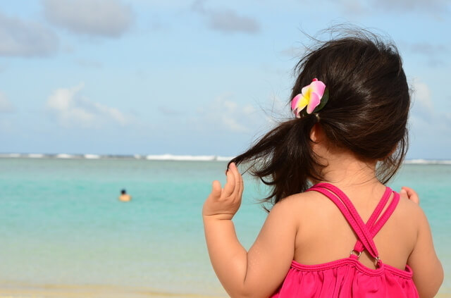 海を見る女の子,子連れ,海外旅行,