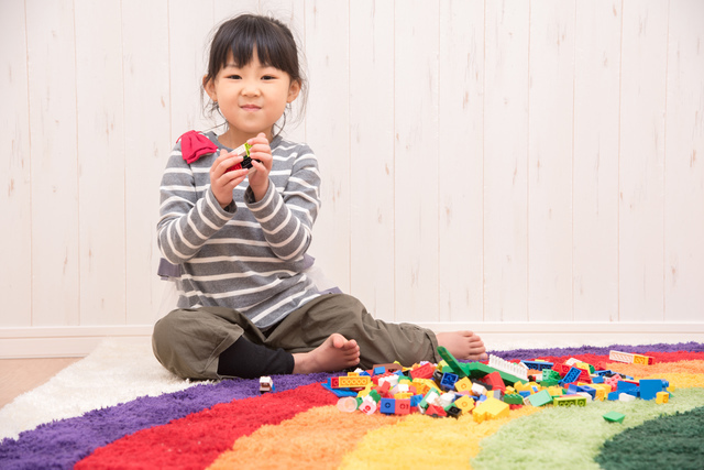 室内で遊ぶ女の子,アイカツ,おもちゃ,
