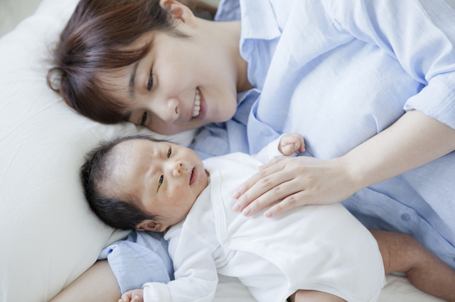 赤ちゃんと添い寝,ミルク,赤ちゃん,悩み