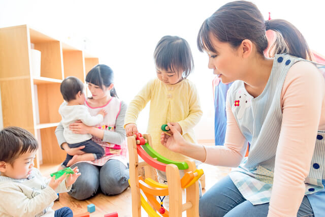 スロープトイで遊ぶ子ども,スロープトイ,