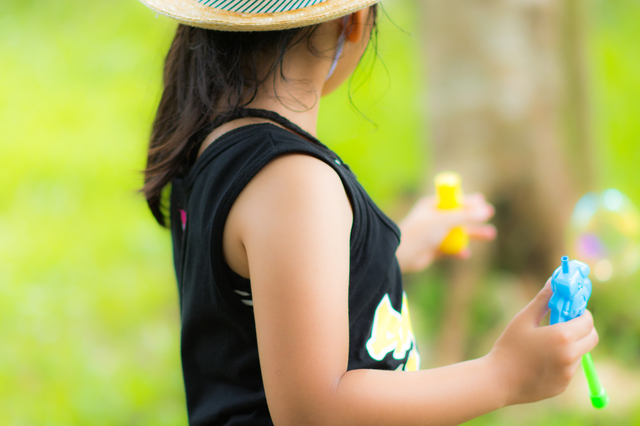 シャボン玉で遊ぶタンクトップの女の子,キッズ,タンクトップ,