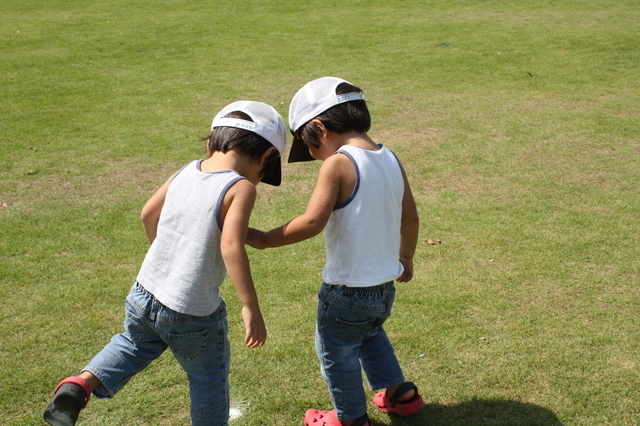 タンクトップで遊ぶ双子の男の子,キッズ,タンクトップ,