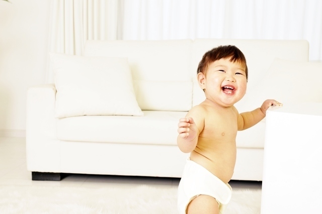 つかまり立ちの赤ちゃん,赤ちゃん,手押し車,