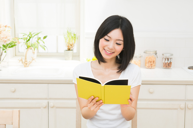 レシピ本を見る女性,離乳食,本,おすすめ