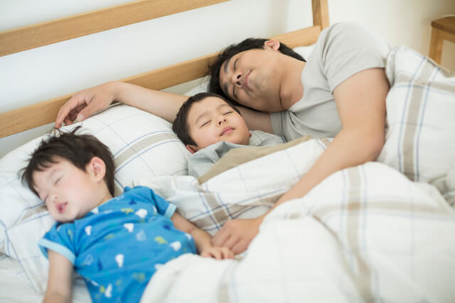 ベッドで寝る親子,ベビー,パジャマ,おすすめ