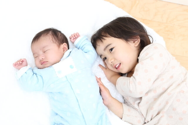 パジャマを着る姉弟,ベビー,パジャマ,おすすめ