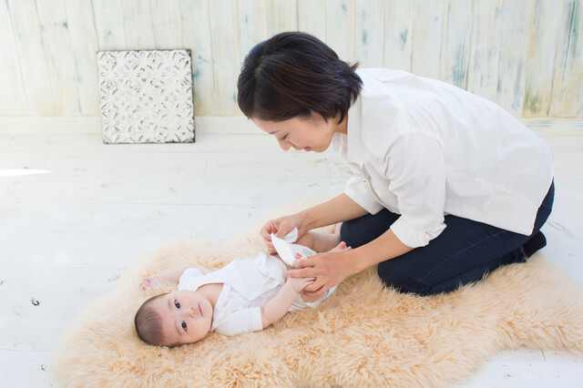 肌着を着ておむつ替えをする赤ちゃん,ユニクロ,ベビー,肌着