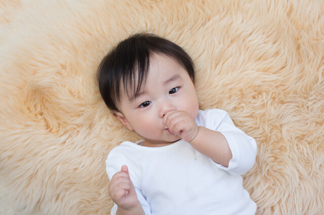 上を向いている赤ちゃん,ユラリズム,ラック,