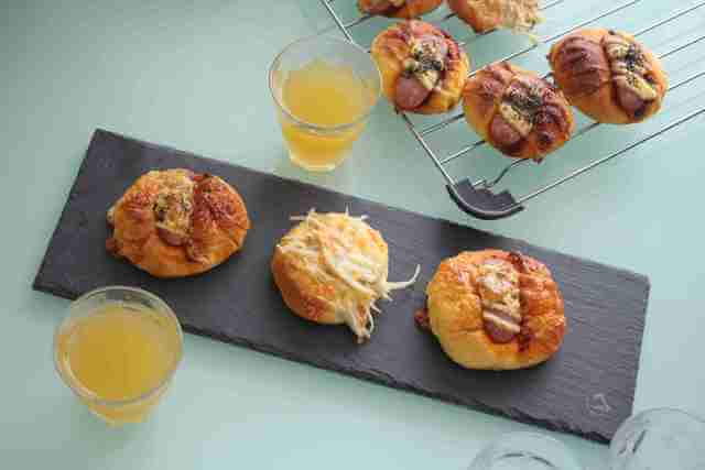 ニトリのスレートディッシュプレート(レスタングル)に乗せたパン,スレートディッシュプレート,