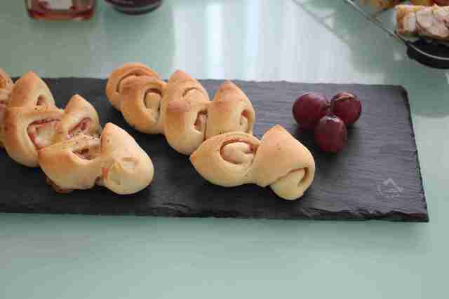 ニトリのスレートディッシュプレートとパンを乗せても,スレートディッシュプレート,