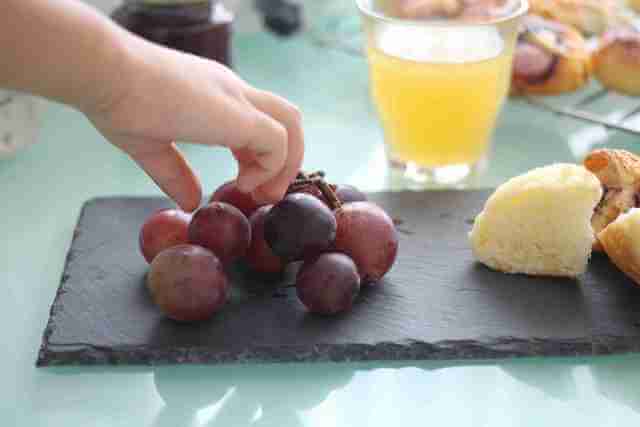 ニトリのスレートディッシュプレートと果物を盛り付けても,スレートディッシュプレート,