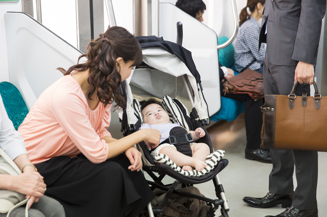 ベビーカーで電車に乗る親子,おもちゃ,ベビーカー,