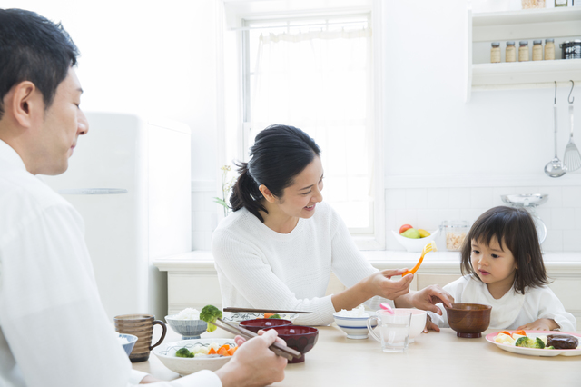 食卓を囲む親子,幼児食,