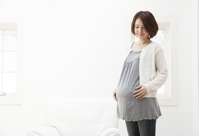 マタニティ服を着る妊婦,マタニティウェア,いつから,おすすめ