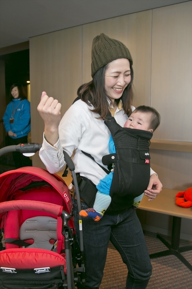 乗せ替え後にベビーカーを片手で持つ様子,アップリカ,海遊館,赤ちゃん