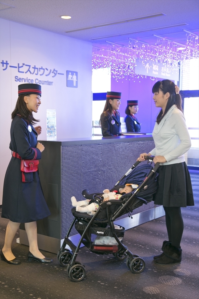サービスカウンターでベビーカーを預ける様子,アップリカ,海遊館,赤ちゃん