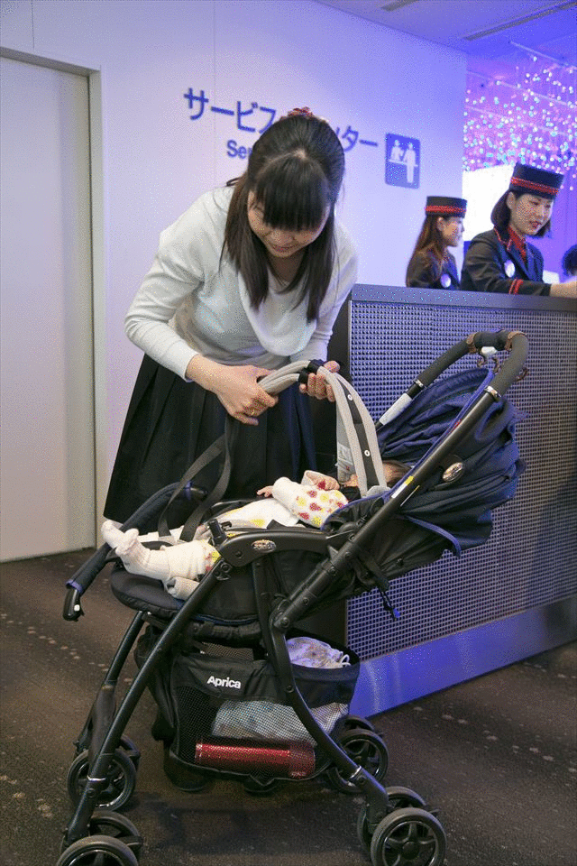 キャリートラベルシステムで乗せ替えている様子,アップリカ,海遊館,赤ちゃん