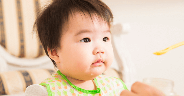 離乳食を食べている赤ちゃん,幼児食,和光堂,