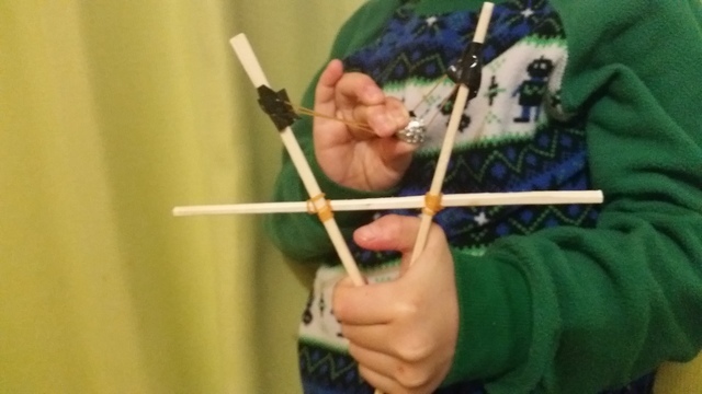 割りばしのパチンコで遊ぶ,割り箸,工作,