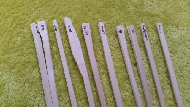 割りばしおみくじに字を書く,割り箸,工作,