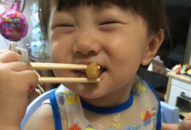 おはしを持つ幼児,はし,はじめて,