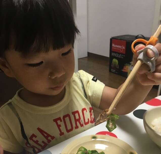 おはしを持つ幼児,はし,はじめて,