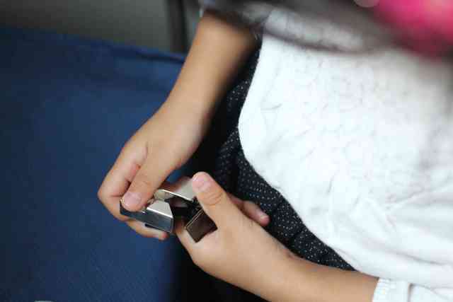 パズル「はずる」のキャストダイヤモンドに挑戦する子供,はずる,