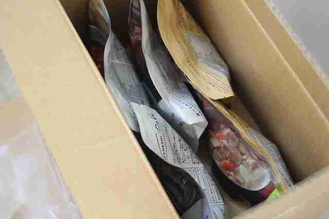 非常食IZAMESHI(イザメシ)のセット、箱を開けたところ,イザメシ,