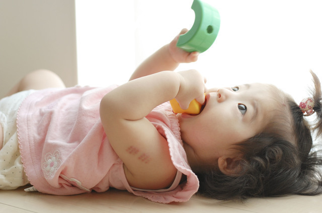 おもちゃを口に入れる赤ちゃん,赤ちゃん,おもちゃ,木