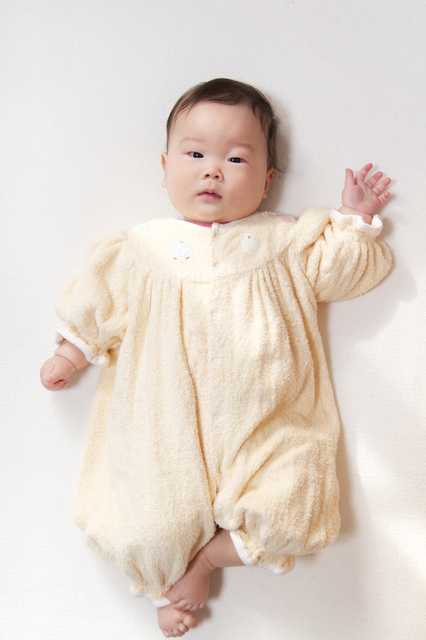 カバーオールを着ている赤ちゃん,赤ちゃん,カバーオール,