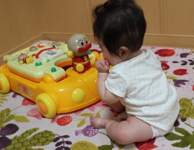 アンパンマンのおもちゃで遊ぶ赤ちゃん,アンパンマン,おもちゃ,