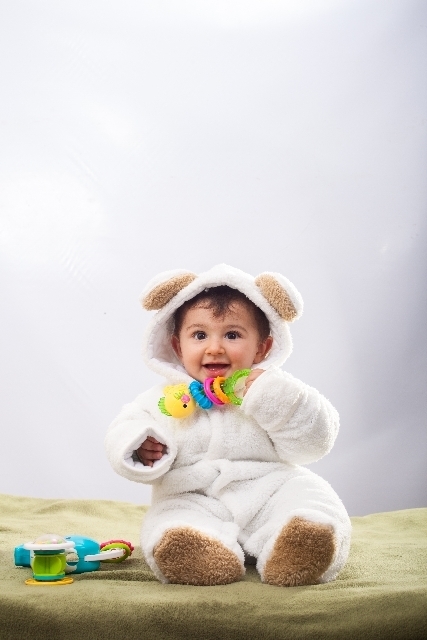 座っておもちゃで遊ぶ赤ちゃん,アンパンマン,おもちゃ,