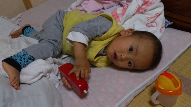 アンパンマンおもちゃで遊ぶ赤ちゃん,アンパンマン,おもちゃ,