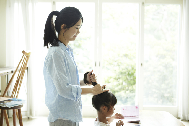 ママと絵本を読む子ども,ママがおばけになっちゃった,