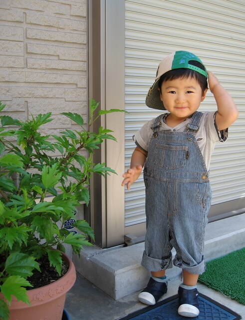 オーバーオールを着る男の子,ベビー,オーバーオール,