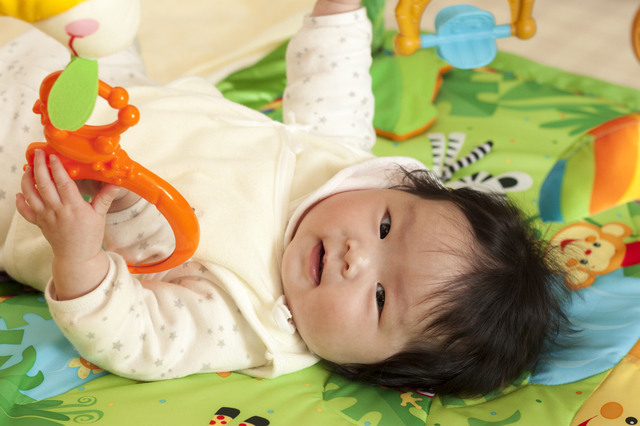 プレイジムで遊ぶ赤ちゃん,動く,おもちゃ,赤ちゃん