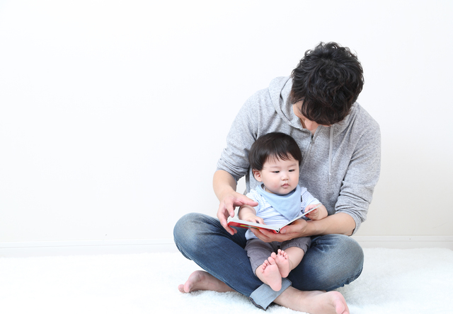 絵本を読む親子,ピアノ,絵本,